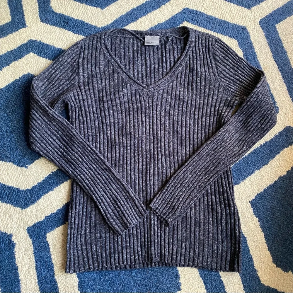 🌌 VERO MODA MIDNIGHT GREY RIBBED V-NECK SWEATER!